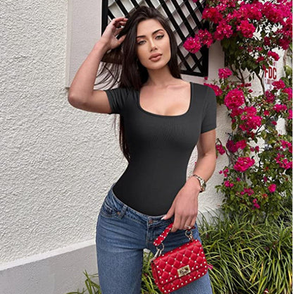 Combinaison moulante à manches courtes et encolure carrée pour femme