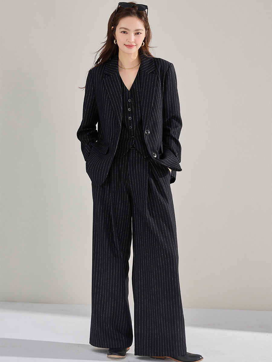 Costume noir en laine pour femme