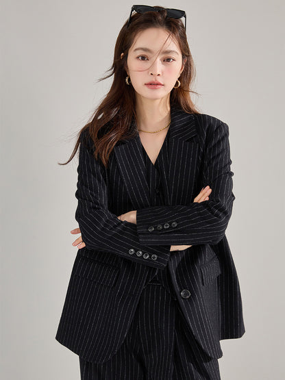 Costume noir en laine pour femme