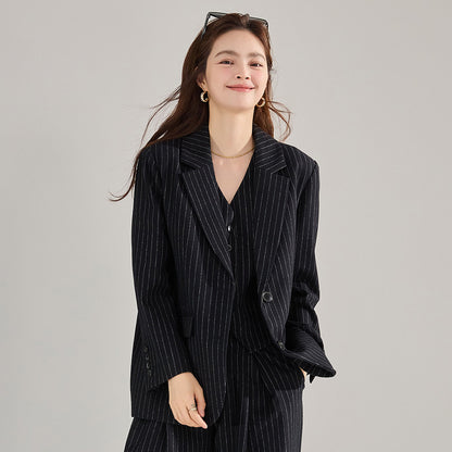 Costume noir en laine pour femme