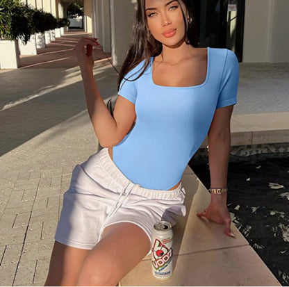 Combinaison moulante à manches courtes et encolure carrée pour femme