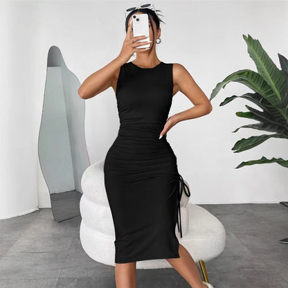 Robe longue sans manches à fente haute et plissée