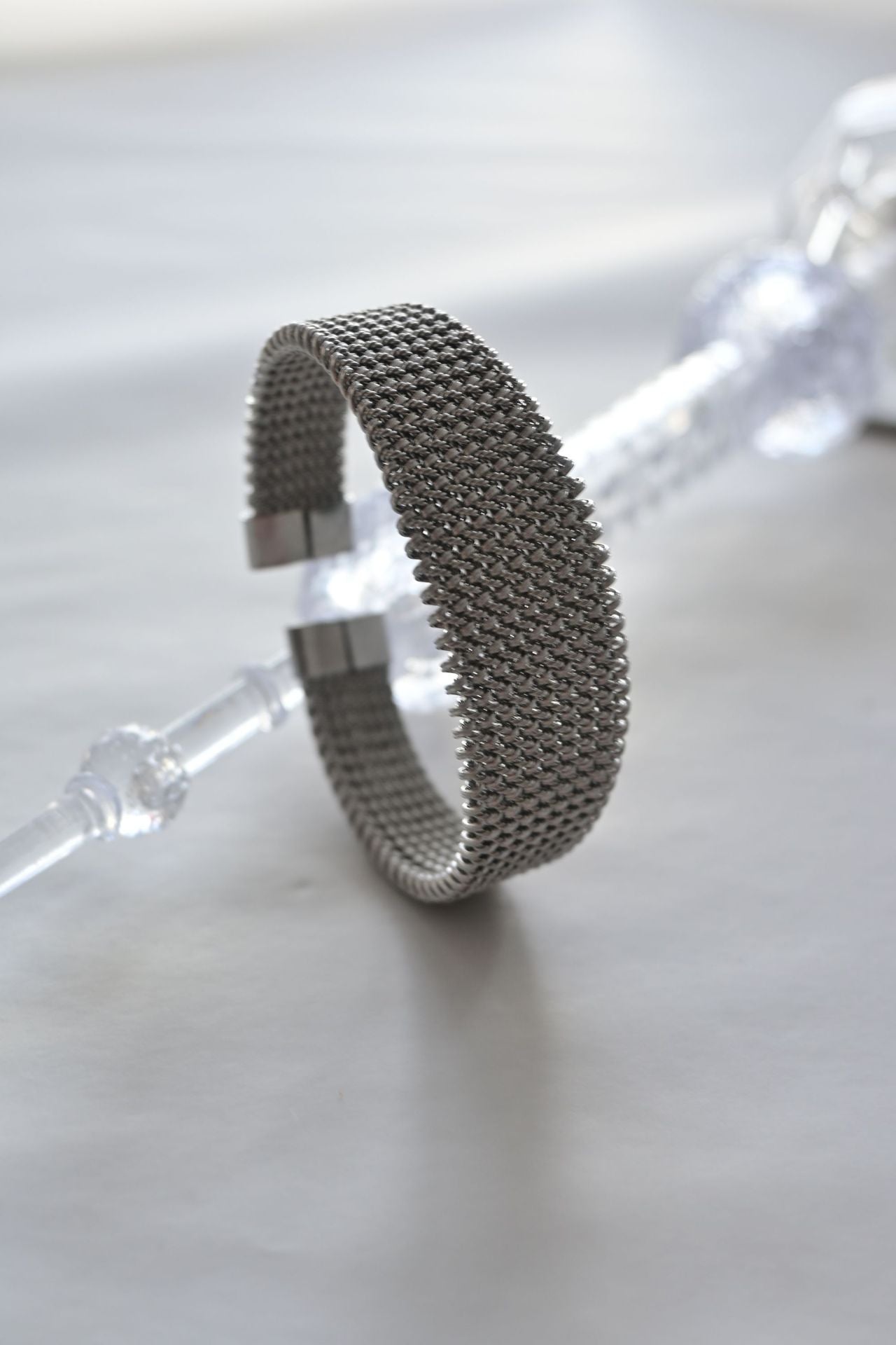 Bracelet circulaire en acier au titane souple pour femme élégante et rafiné