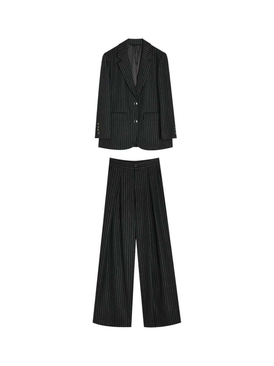 Costume noir en laine pour femme