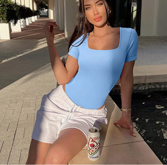 Combinaison moulante à manches courtes et encolure carrée pour femme