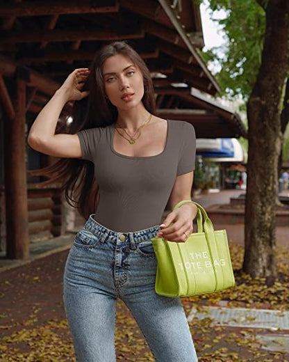 Combinaison moulante à manches courtes et encolure carrée pour femme