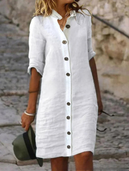 Robe en pur coton et lin avec un col chemise et des manches intermédiaires.