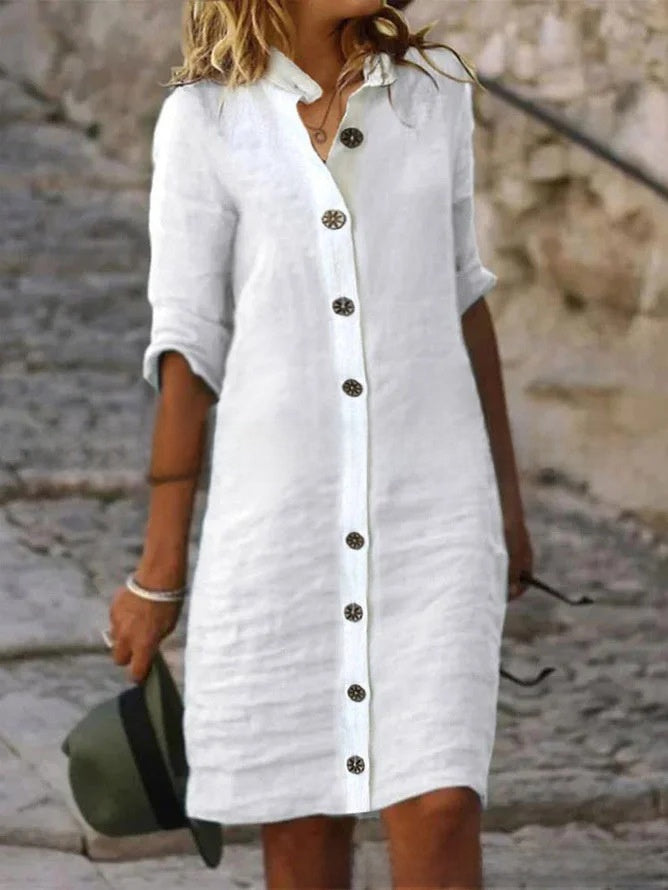 Robe en pur coton et lin avec un col chemise et des manches intermédiaires.